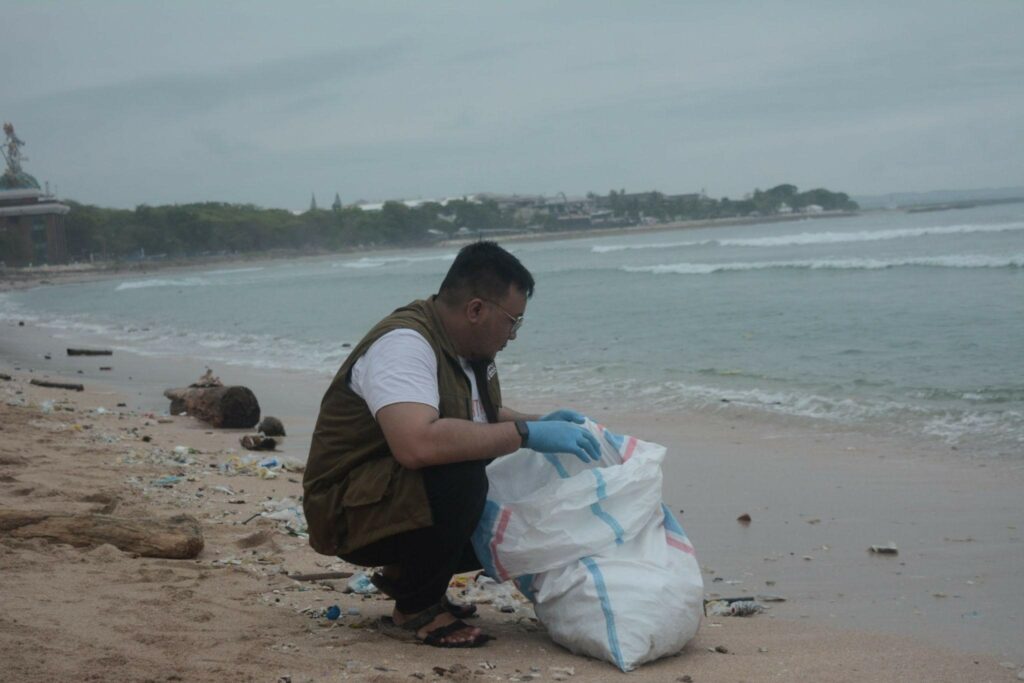 Relawan Dompet Dhuafa Bali Gelar Aksi Bersih Pantai Kuta, Bali Setelah Perayaan Malam Tahun Baru 2025 Pada Rabu (1/1/2025).