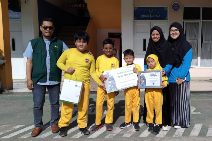 Siswa-siswi Asshodriyah Islamic School salurkan bantuan untuk pengadaan Al-Qur'an Braille bagi penyandang disabilitas melalui Dompet Dhuafa, Jumat (13/12/2024).