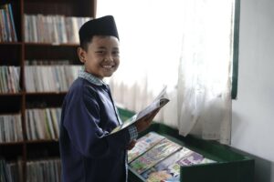 Abizar salah satu siswa kelas empat SD Negeri 1 Darma saat membaca di Pojok Baca.