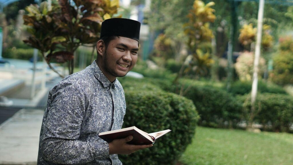 Muhammad Dzaky, seorang santri e-Tahfidz Dompet Dhuafa yang memiliki bakat seni dan gemar sastra Al-Quran.