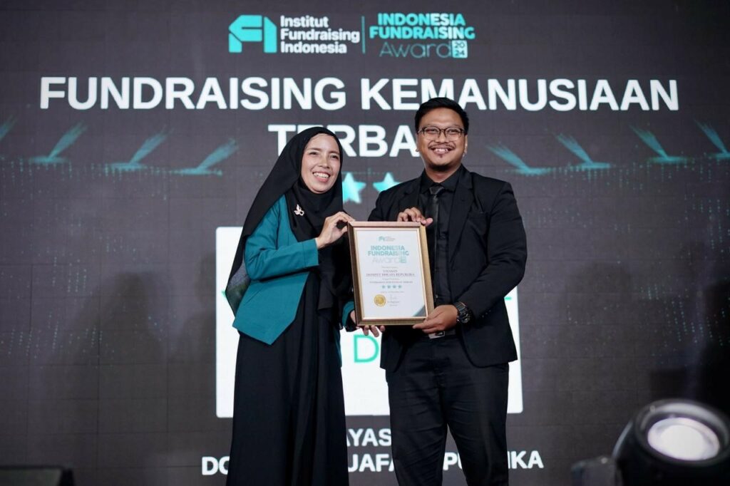 Mewakili Dompet Dhuafa, Anto L. Prayoga menerima piagam penghargaan Fundraising Kemanusiaan Terbaik – Bintang Empat dalam ajang IFA 2024 di Pullman Hotel Jakarta, Jumat (13/12/2024).