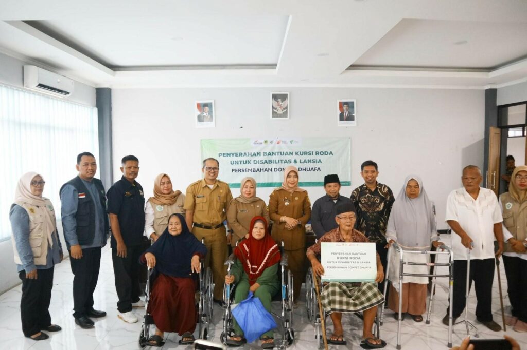 Simbolis Penyerahan Bantuan Kursi Roda untuk Disabilitas dan Lansia, kolaborasi Dompet Dhuafa, Ikatan Pekerja Masyarakat (IPSM) dan Dinas Sosial Kabupaten Bogor, pada Selasa (14/1/2025).