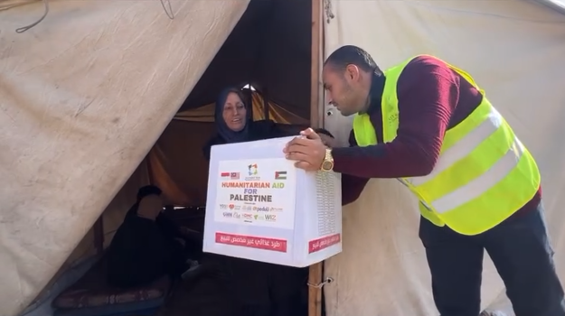 Melalui mitra setempat, Dompet Dhuafa menyalurkan bantuan paket makanan pokok kepada masyarakat Gaza di kamp-kamp pengungsian, Selasa (21/01/2025).