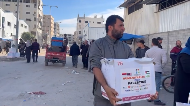 Melalui mitra setempat, Dompet Dhuafa menyalurkan bantuan paket makanan pokok kepada masyarakat Gaza di kamp-kamp pengungsian, Selasa (21/01/2025).