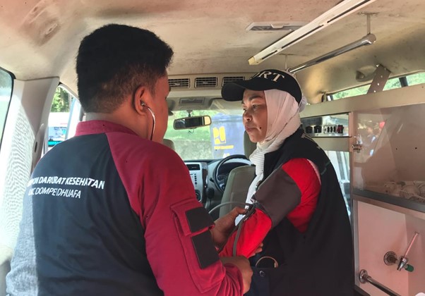 Tim LKC Dompet Dhuafa memberikan layanan kesehatan bagi para penyintas kebakaran di Puuwatu, Kota Kendari, Sulawesi Tenggara, Sabtu (15/2/2025).