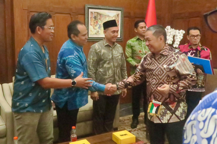 Deputy Director Corporate Secretary Dompet Dhuafa, Dian Mulyadi, berjabat tangan dengan Wakil Menteri Luar Negeri bidang Dunia Islam, Dr. Muhammad Anis Matta.