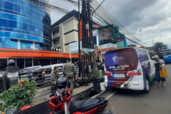 Ambulans Barzah Dompet Dhuafa berada di RSUD Ciawi merespons para korban kecelakaan maut yang terjadi di Gerbang Tol Ciawi, pada Rabu (5/2/2025).