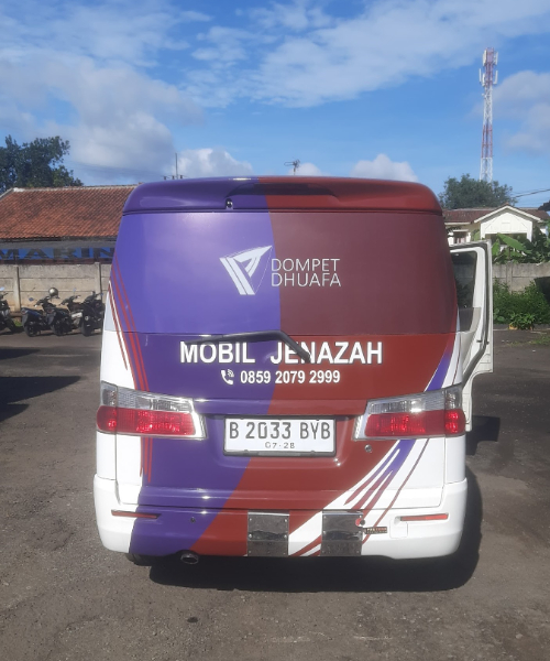 Ambulans Barzah Dompet Dhuafa berada di RSUD Ciawi merespons para korban kecelakaan maut yang terjadi di Gerbang Tol Ciawi, pada Rabu (5/2/2025).