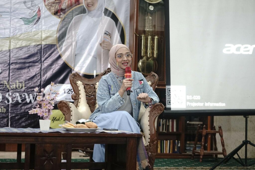 Chiki Fawzi sebagai Super Volunteer Dompet Dhuafa mengajak siswa dan siswi IBS Al Ikhlas untuk terus menyuarakan Palestina, pada Talkshow kemanusiaan “One Heart for Palestina” Kamis, (30/1/2025).