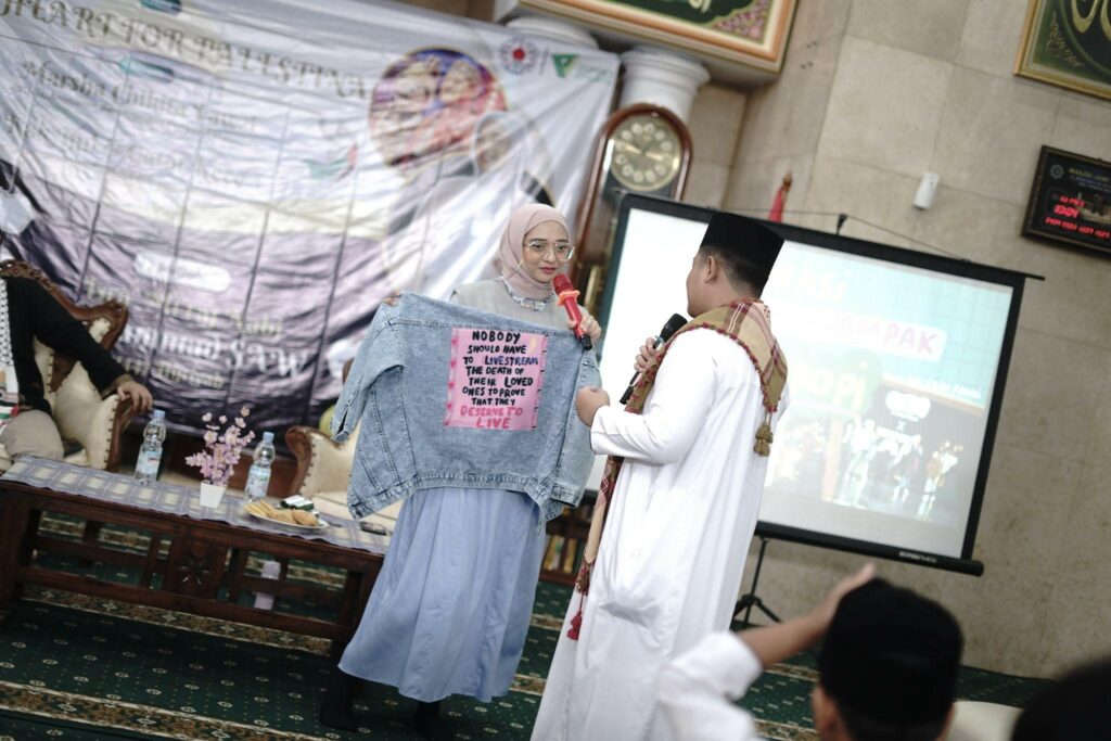 Selain itu, Chiki Fawzi juga mengajak siswa siswi IBS Al Ikhlas untuk membela Palestina melalui karya, Chiki menunjukkan salah satu karya yang diharapkan dapat menggugah semangat siswa dan siswi.