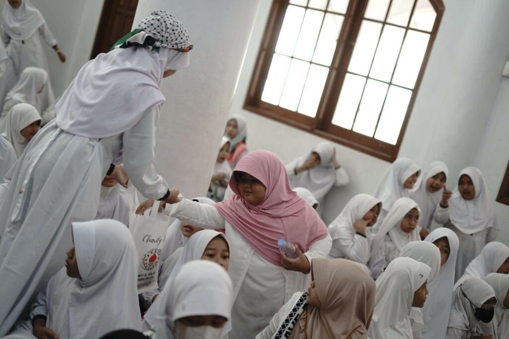 Siswa dan siswi IBS Al Ikhlas menyisihkan sedikit hartanya untuk membantu Palestina, beberapa siswa berkeliling untuk menghimpun infak dan sedekah yang akan disalurkan ke Palestina oleh Dompet Dhuafa.