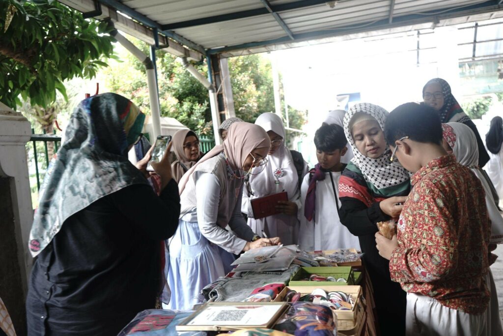 Booth Chikigo dipenuhi siswa dan siswi IBS Al Ikhlas, beberapa di antaranya membeli produk Chikigo.