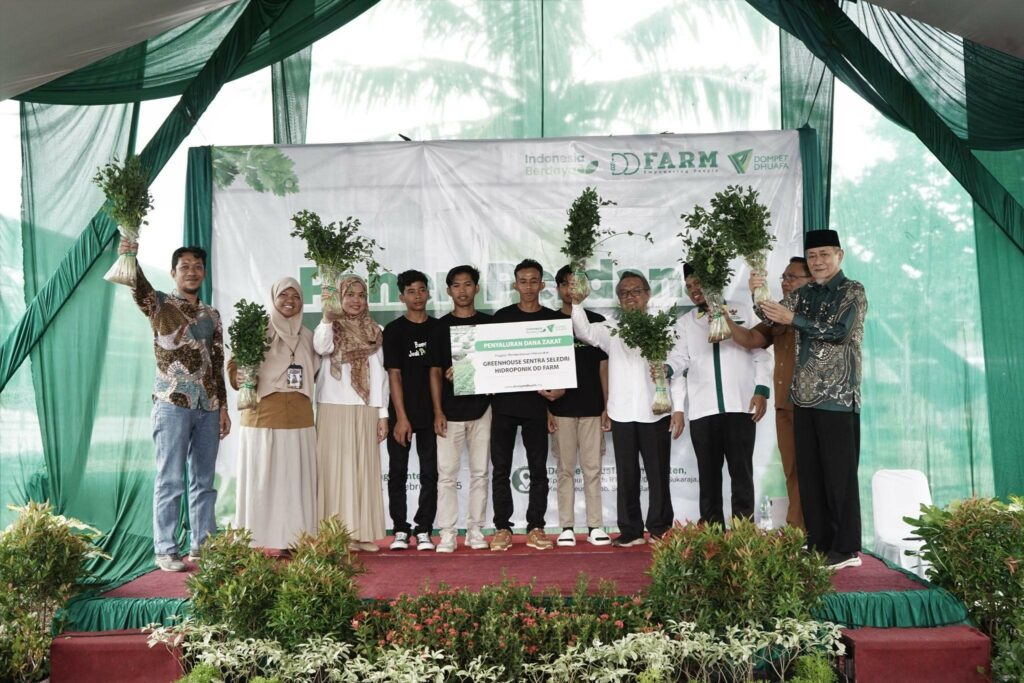 Simbolis penyaluran dana zakat melalui Greenhouse Sentra Seledri kepada empat petani lokal, penyerahan diberikan langsung oleh Rahmad Riyadi, Ketua Dewan Pembina Yayasan Dompet Dhuafa Republika dan Mokhlas Pidono sebagai Pimpinan Cabang, Dompet Dhuafa Banten. 