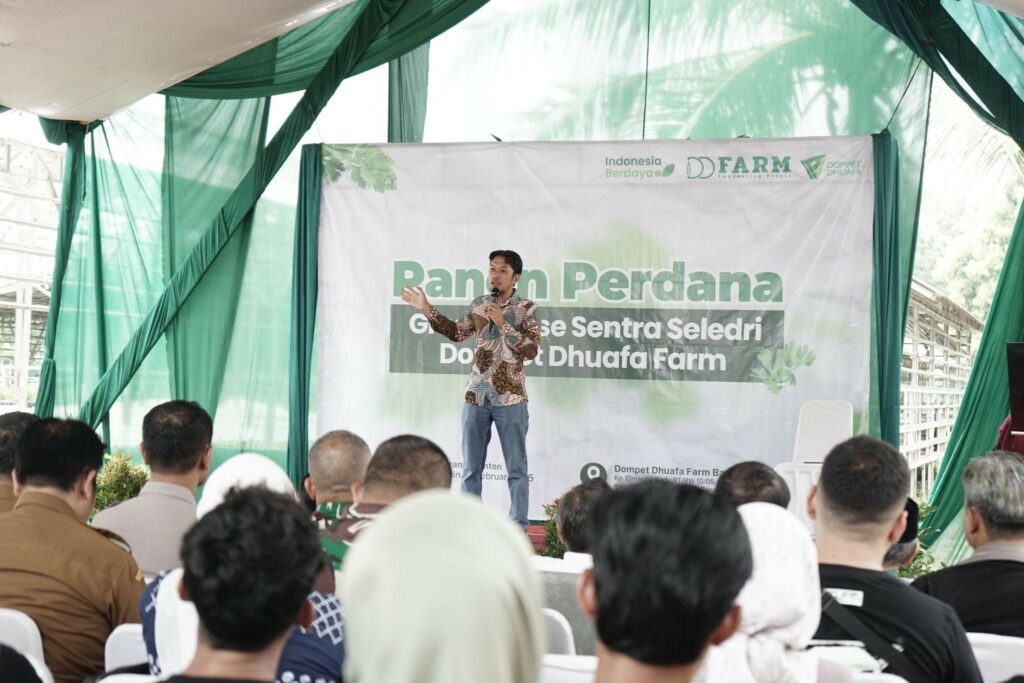 Mokhlas Pidono, Pimpinan Cabang Dompet Dhuafa Banten saat menyampaikan sambutan pada perhelatan Panen Perdana Greenhouse Sentra Seledri, Senin (10/2/2025). 