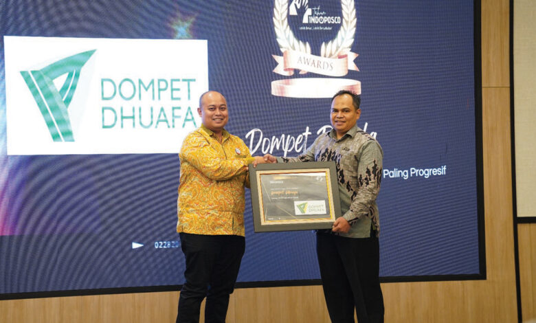 Deputy Director Corporate Secretary, Dompet Dhuafa Dian Mulyadi (kanan) menerima award INDOPOSCO Kategori Lembaga Philanthropist Paling Progresif pada Hari Ulang Tahun (HUT) ke-4 INDOPOSCO di Jakarta, Senin (3/2/2025).