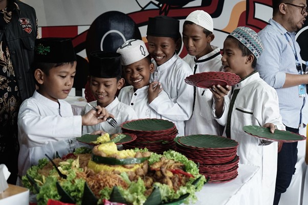 Kebahagiaan anak anak, saat dapat menyantap tumpeng bersama saat peresmian Sunat Kita, selasa (11/2/2025).