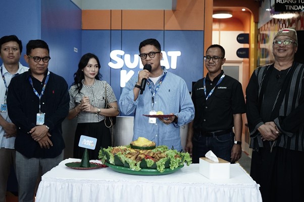 Sesi pemotongan tumpeng menandakan telah diresmikan Klinik Sunat Kita oleh Arief Muhammad, pada Jumat (7/2/2025).