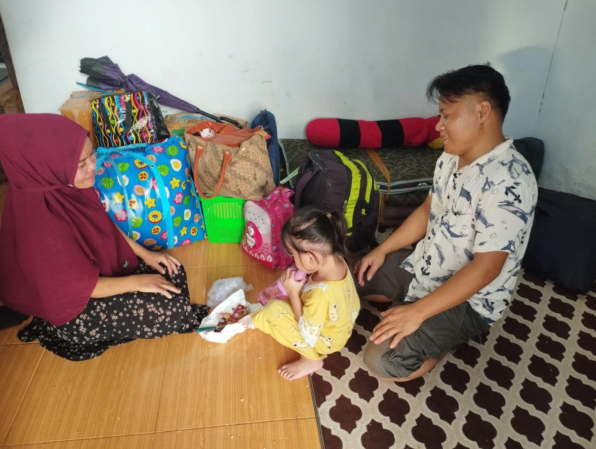 Pak Arman bersama istri dan anaknya berkemas pulang dari Rumah Singgah Shelter Harapan Dompet Dhuafa menuju kampung halaman.