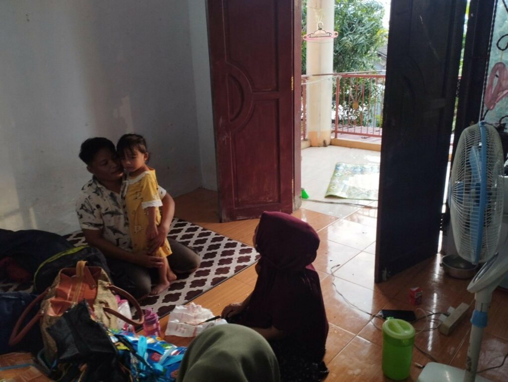 Pak Arman bersama istri dan anaknya berkemas pulang dari Rumah Singgah Shelter Harapan Dompet Dhuafa menuju kampung halaman.