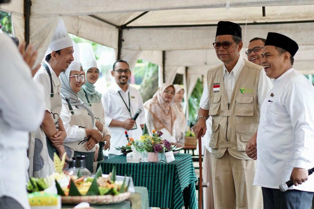 Parni Hadi selaku Inisiator dan Ketua Dewan Pembina Dompet Dhuafa saat melihat hasil kreasi insan Dompet Dhuafa dalam Fun Cooking membuat kreasi tumpeng, dalam acara Sambut Ramadan 1446 H.