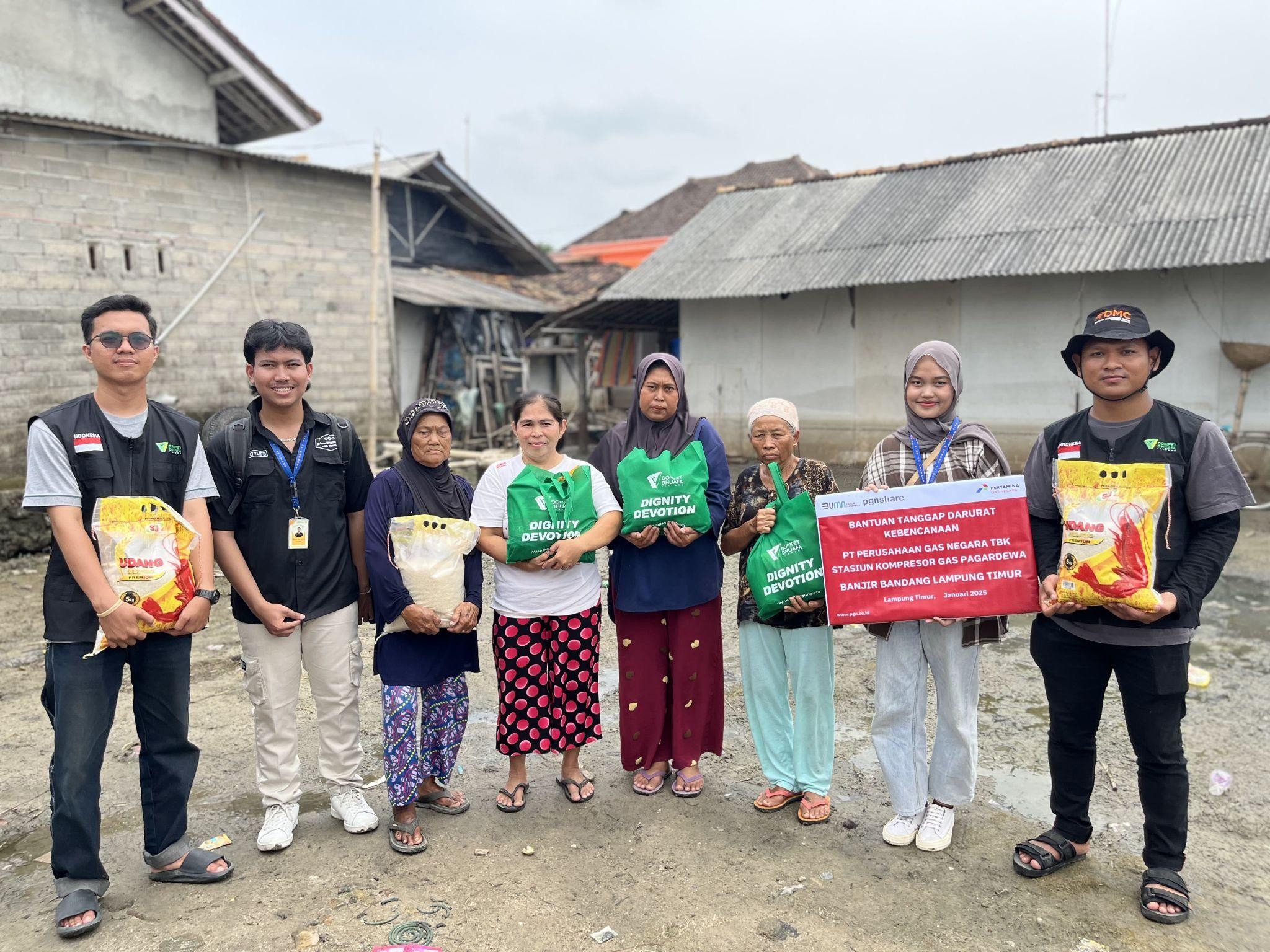 Dompet Dhuafa dan PGN Pagardewa menyalurkan bantuan paket sembako kepada 20 kepala keluarga di Dusun Pematang, Labuhan Ratu, Pasir Sakti, Lampung Timur, Minggu (02/02/2025).