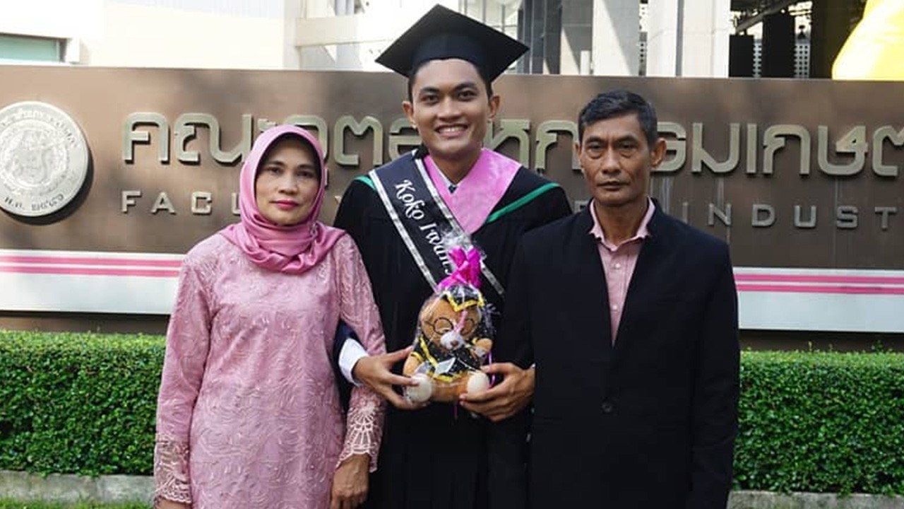 Wisuda Koko Iwan Agus Kurniawan bersama keluarga di Thailand.